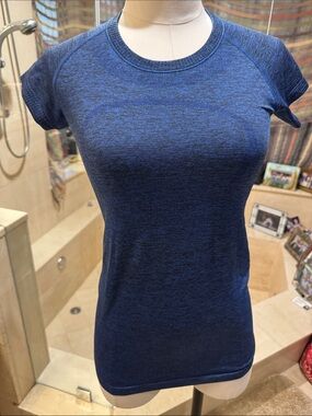 lululemon athletica Women's Heathered Blue Short Sleeve Tee